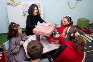 Саида Мирзиёева ба аёдати кӯдакони фаластинӣ, ки дар Ӯзбекистон табобат мегиранд, рафт