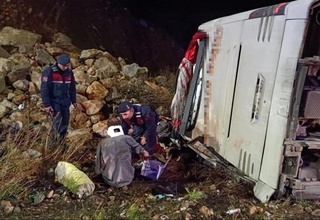 Туркияда йўловчи автобуси ағдарилиб кетди, оқибатда тўққиз киши ҳаётдан кўз юмди