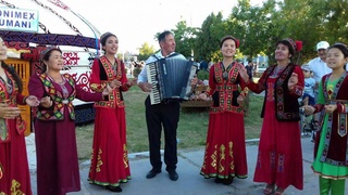 Несут культуру, сохраняя национальные традиции