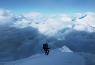Польшалик альпинист Эверест чўққисидан чанғида кислород баллонисиз тушган дунёдаги биринчи одамга айланди