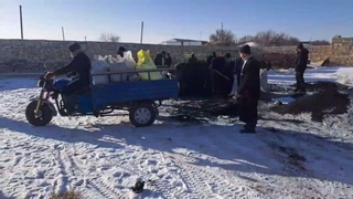 Нуждающимся семьям доставляют печное топливо