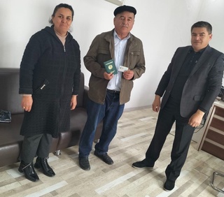 60 ёшли фуқарога “метрика” ва паспорт топширилди