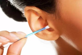 Эксперты: по цвету ушной серы можно определять болезни