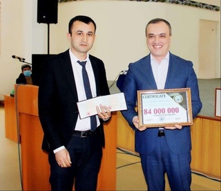 Докторлик диссертациясини муддатдан аввал ҳимоя қилган ҚарДУ докторанти 84 млн сўм рағбатлантириш олди