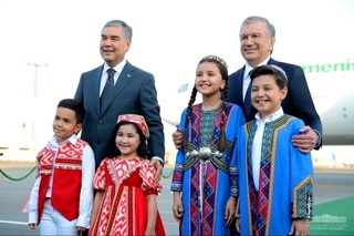 President of Turkmenistan lays flowers at the Monument of Independence and Humanism