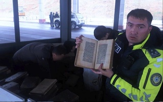 100 dan ortiq qadimiy kitobni noqonuniy ravishda poytaxtga olib kirayotgan shaxs ushlandi