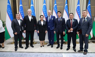 Senatda bir guruh yurtdoshlarimizga davlat mukofotlari topshirildi