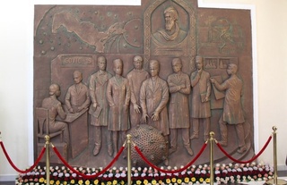 Коронавирусга қарши курашда қаҳрамонлик кўрсатган тиббиёт ходимлари шарафига мемориал мажмуа бунёд этилди