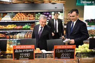 Президент савдо мажмуасидаги нархлар ва хизматларни кўздан кечирди