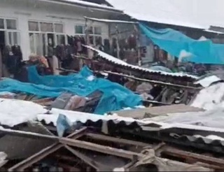 В Андижане на вещевом рынке обрушился металлический навес: один предприниматель пострадал