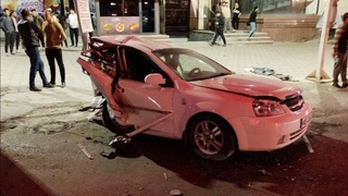 Самарқандда Range Rover Lacetti ва Damas'ни уриб юборди