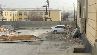 Фориш туманида кучли шамол ҳокимият биносининг томини учириб кетди