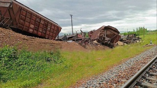 Юк поездининг 7 та вагони йўлидан чиқиб кетди