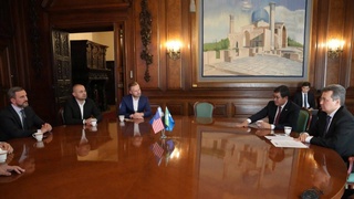 Өзбекстан ҳәм AMALT арасында транспорт операция орайын ашыў ҳәм технология тараўында бирге ислесиўди раўажландырыў мәселелери додаланды