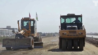 Ikki tasmali asfalt yoʻl toʻrt tasmali sementbeton yoʻlga aylantirilmoqda