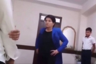 Тошкент шаҳрида мактаб директори ўқувчини калтаклади