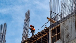 Путин поручил упростить привлечение мигрантов для работы на стройках