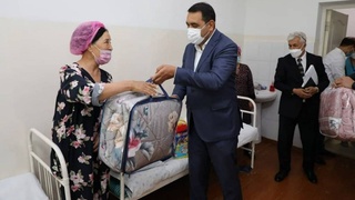 Фарғонада тиббиёт марказларида даволанаётганларга Президент совғалари топширилди