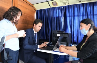 Jurnalistlar Jomboy aholisiga davlat xizmatlari koʻrsatilishi jarayoni bilan tanishdi