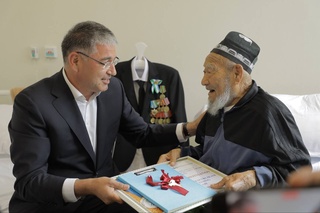 Сирдарё вилоят ҳокими Президент топшириғига кўра боёвутлик отахонга Гулистон шаҳридан уй совға қилди