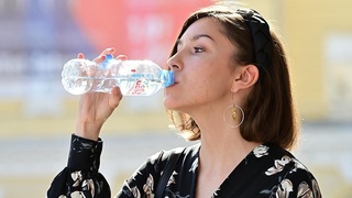 Иссиқ об-ҳаво шароитида кунига қанча сув ичган маъқул?