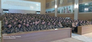 Harbiylar uchun filmlar namoyish qilinmoqda