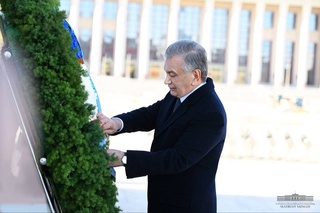 Ўзбекистон Президенти Хитой халқининг қаҳрамонлари хотирасига ҳурмат бажо келтирди