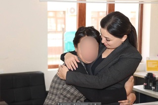 Болалар омбудсмани жинсий тутқунликда ушланган қиз билан учрашди