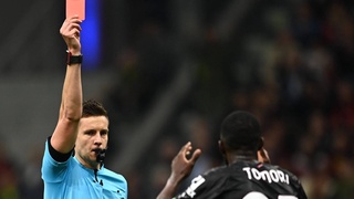 Арбитр Даниэль Зиберт приговорил «Милан» в матче с «Челси»