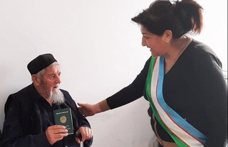 88 yoshli otaxonga tug'ilganlik haqidagi guvohnoma berildi