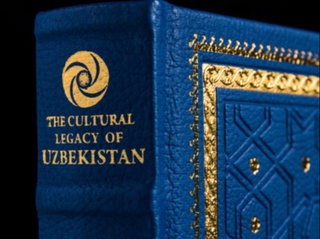 Mikroskop ostidagi kitob: muqovalashning frantsuzcha nozik jihatlari