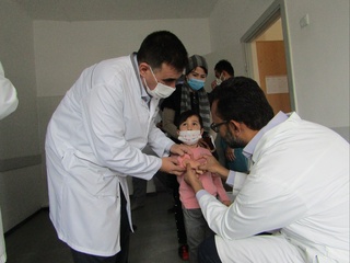 Hindistonlik mutaxassislar bolalarni tibbiy koʻrikdan oʻtkazdi