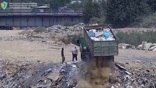 Белгиланмаган жойга чиқинди ташлаган «Махсустранс» ҳайдовчиси ишдан олинди