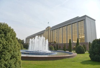 Также будет пересмотрена и оптимизирована штатная структура исполнительного аппарата Правительства и органов исполнительной власти