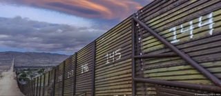 Трамп Мексика билан чегарадаги деворни қора рангга бўяшни буюрди