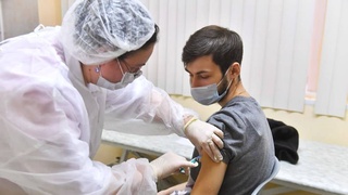 Мигранты в Подмосковье могут привиться от Covid-19 при наличии ОМС и регистрации