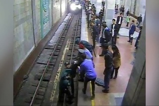 Тошкент метросида талаба қиз ўзини рельс устига ташлади