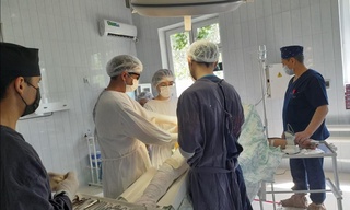 Гулистон тиббиёт кластерида яна бир мураккаб жарроҳлик амалиёти ўтказилди