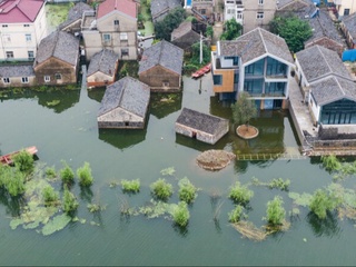Хитойда кучли ёмғир ёғиши туфайли қишлоқлар ва гектарлаб экин майдонлари сув остида қолди