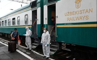 Россия намерена вывезти из Узбекистана около 10 тысяч мигрантов чартерными поездами