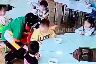 Тошкентда тарбиячи болани стулга скотчлаб қўйди