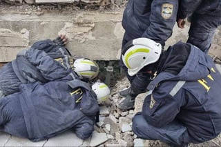 Наҷотдиҳандагони Ӯзбекистон дар рафъи оқибатҳои заминларзаи шадид дар Туркия фаъолона кумак мекунанд