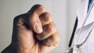 Шифокорга стул отган фуқарога жиноят иши қўзғатилди