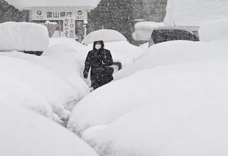 Японияда кучли қор ёғиши оқибатида 35 киши ҳаётдан кўз юмди