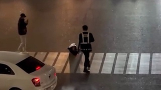 Piyodalar oʻtish joyidan stretch plyonkalarga oʻralgan holda oʻtgan yigitlar 10 sutkaga qamaldi