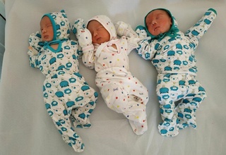 Чироқчилик ёш она уч эгизаклик бўди