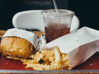 Ruhiy zoʻriqish va zararli oziq-ovqatlarga qaramlik oʻrtasidagi bogʻliqlik oʻrganildi