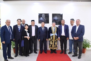 В здании администрации города Навои установили мемориальную доску в память о Дайсаку Икеде, почетном гражданине города Навои