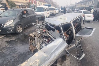 В Маргилане автомобиль Таhое выехал на встречную полосу и врезался в Tico