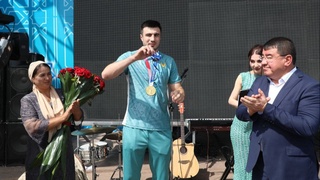 Сурхондарё ҳокими Баҳодир Жалоловга  “Шкода” енгил автомобилини совға қилди